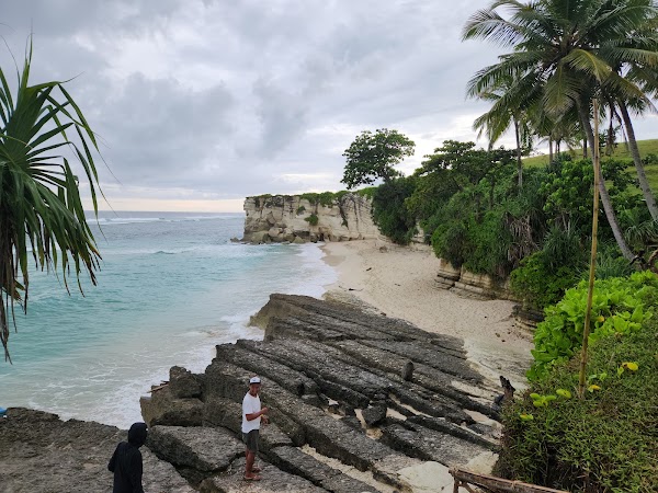 Pantai Watu Bella