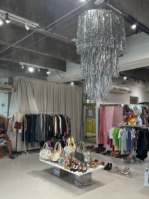 USEMEREPEAT STORE & 9FLOOR EXIT1 VINTAGE SHOP