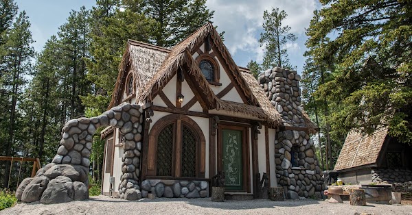 Charmed Resorts Crowsnest Pass