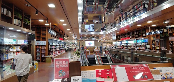 Kyobo Book Centre Gangnam 4