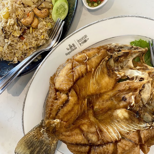 Laemcharoen Seafood EmQuartier 3