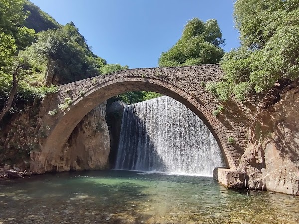 Stone bridge and waterfall of Palaiokarya 1