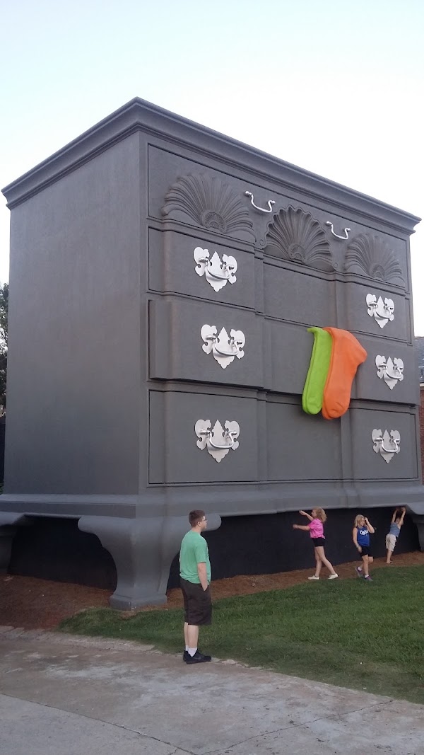World's Largest Chest of Drawers 1