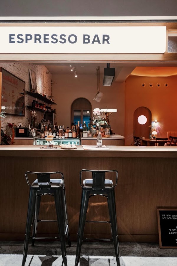 Café Paradis…and a bar ^_^ 去天堂的路上繞了點路