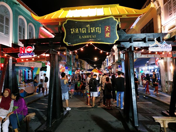 Lard Yai Sunday Night Market