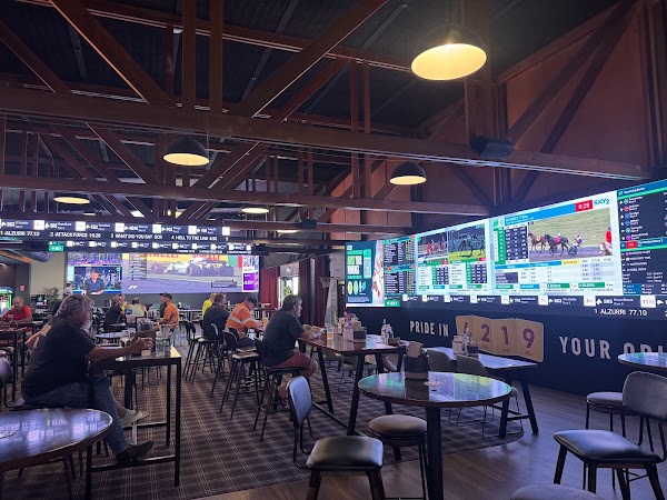 Burleigh Town Hotel 3