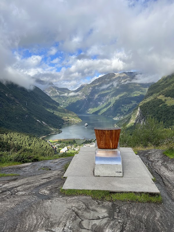 Dronning Sonjas stol (skulptur) 5