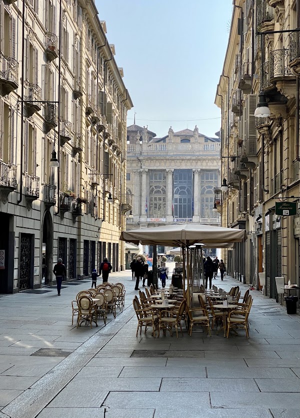 Palazzo col piercing 5