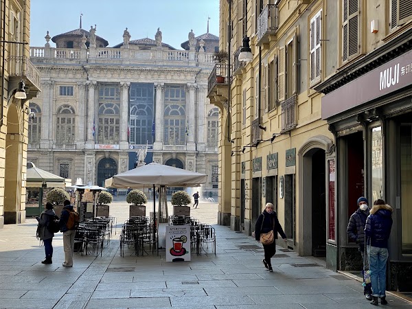 Palazzo col piercing 3