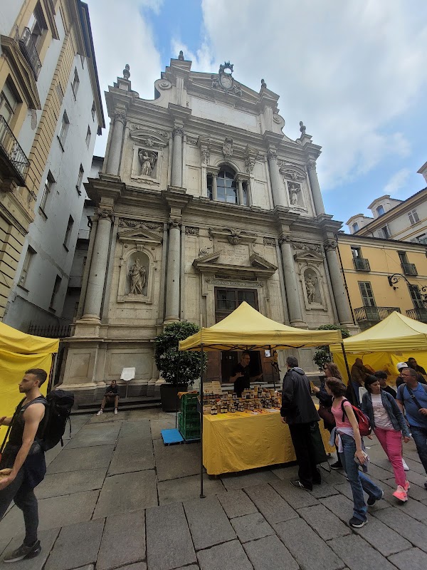 Palazzo col piercing 2