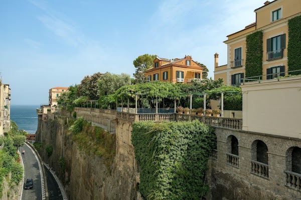 Mirante Piazza Tasso e nave Vespucci