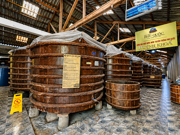 Nước mắm truyền thống Phú Quốc Huỳnh Khoa & Showroom sản phẩm (Huynh Khoa Fish sauce Factory)