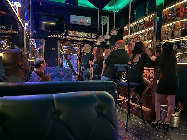 Blue eyes bar riverside 4