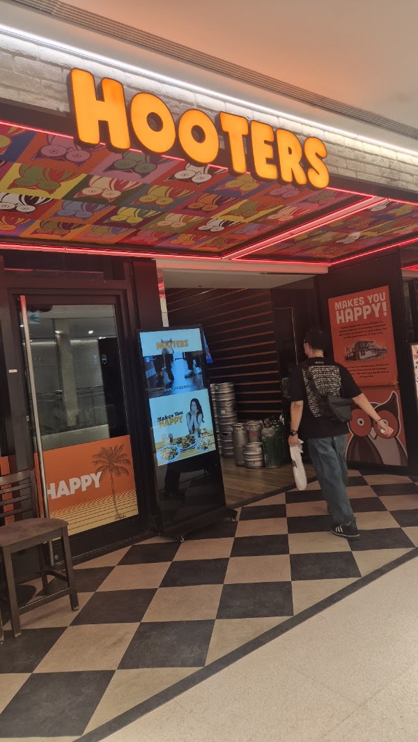 HOOTERS Xinyi Branch 2