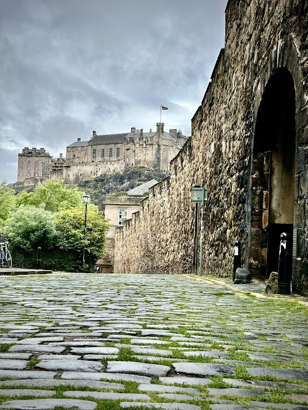 The Vennel Viewpoint Edinburgh Castle 5