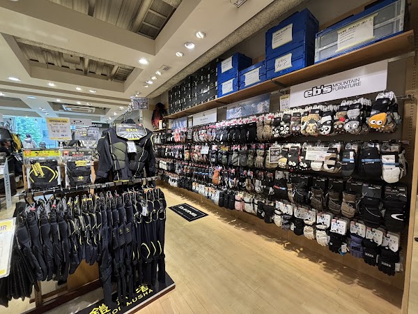 ムラサキスポーツ ボーダーズ神田店 3