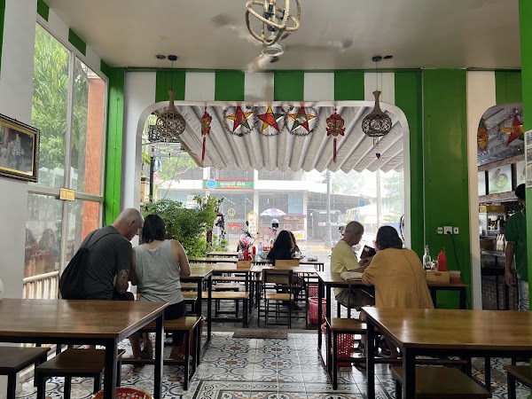គ្រួសារលតឆានំគូឆាយ Family Rice Noodle & Chives Cakes - Wat Bo