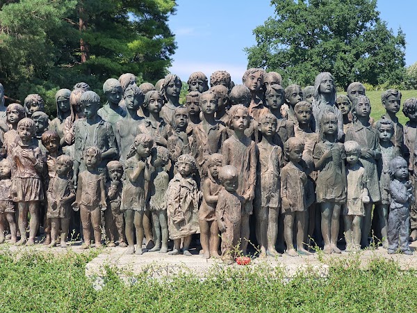 Memorial to the children victims of the war