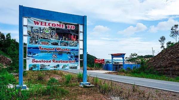 Gerbang Masuk Pelabuhan Labun Island