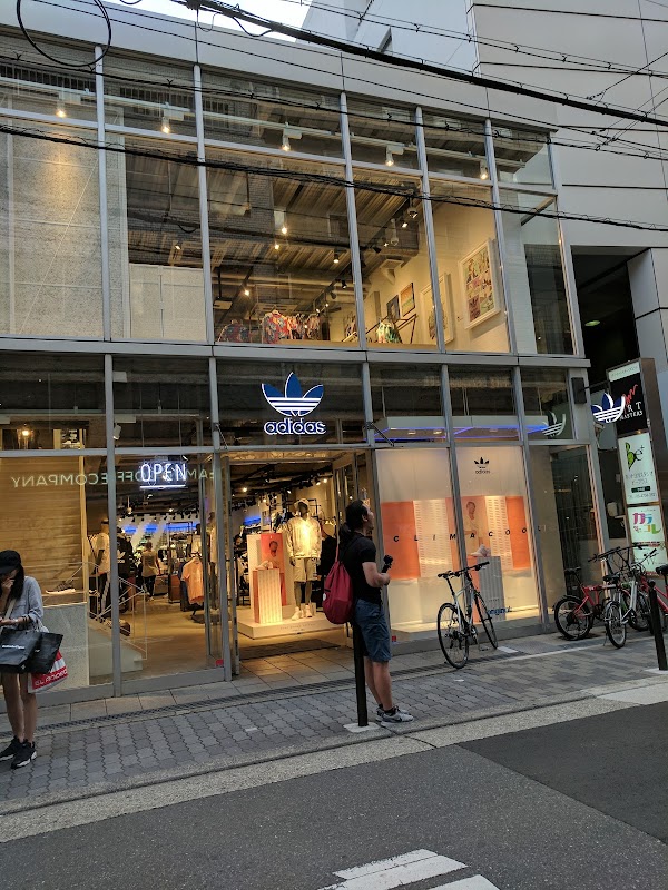 アディダス オリジナルスショップ 心斎橋