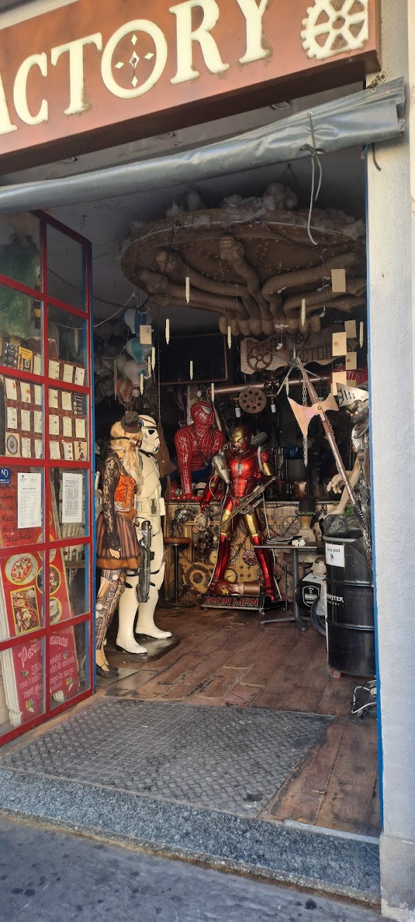 Antique flea market Milan - Mercatone dell'Antiquariato sul Naviglio Grande