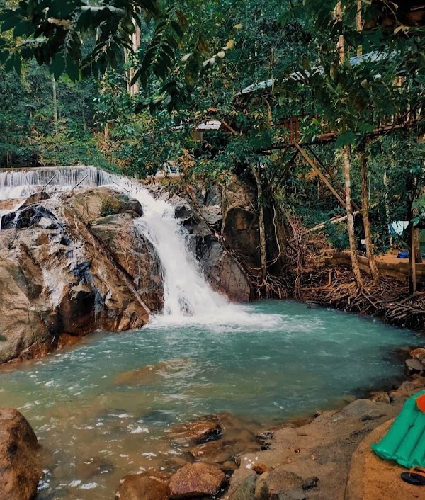 Takah Pengkoi Treehouse & Waterfall 1