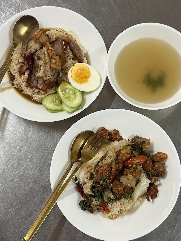 เหน่ะ (ข้าวหมูแดง หมูกรอบ)