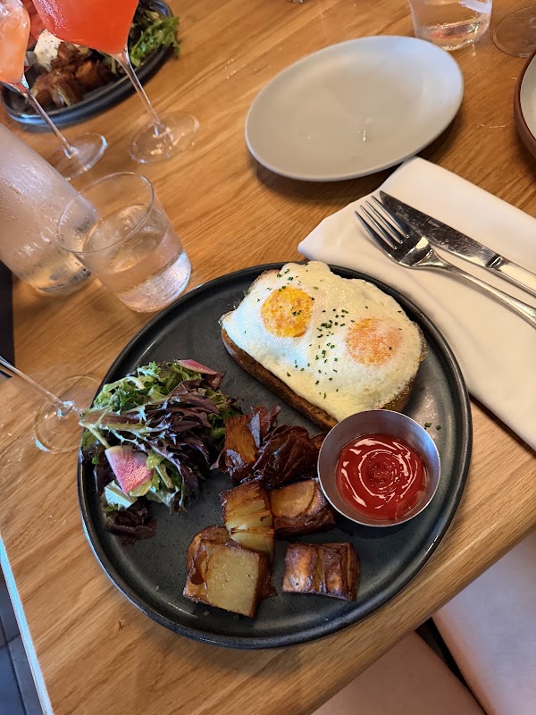 Earls Kitchen + Bar - Nashville Yards 3