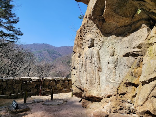 Seosan Yonghyeon-ri Maae Yeorae Samjon Sang | Rock-carved triad buddha in Seosan