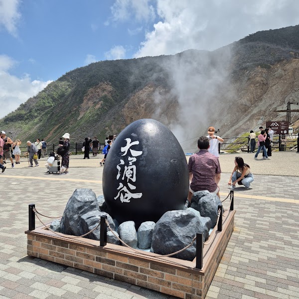 Black egg statue (South) 1