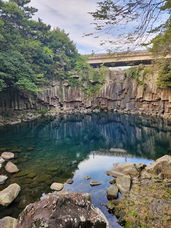 Cheonjiyeon Waterfalls 4