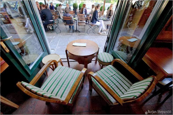 Le Petit Cafe 2