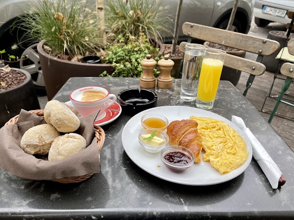 Le Petit Cafe 6