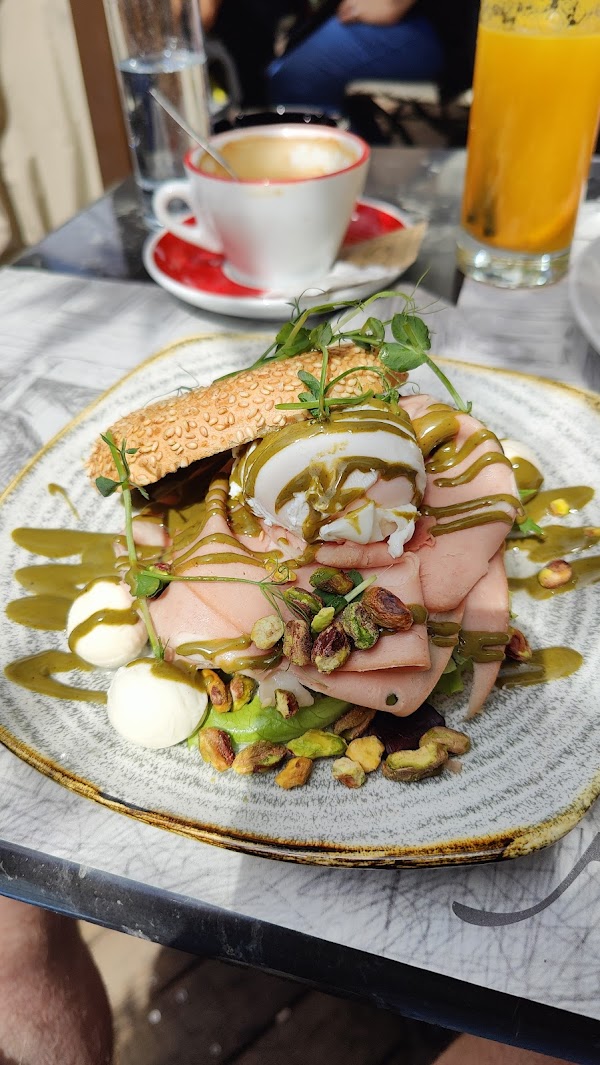 Le Petit Cafe 5