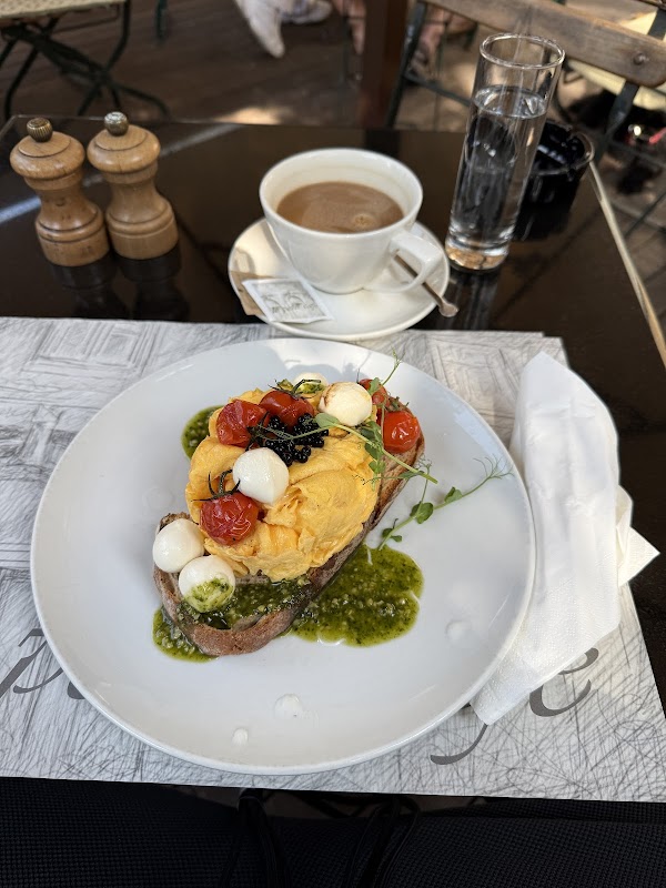 Le Petit Cafe 3