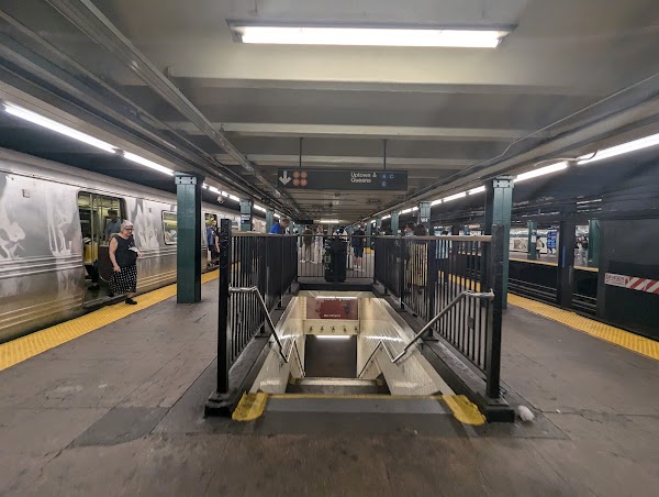 W 4 St-Wash Sq 5
