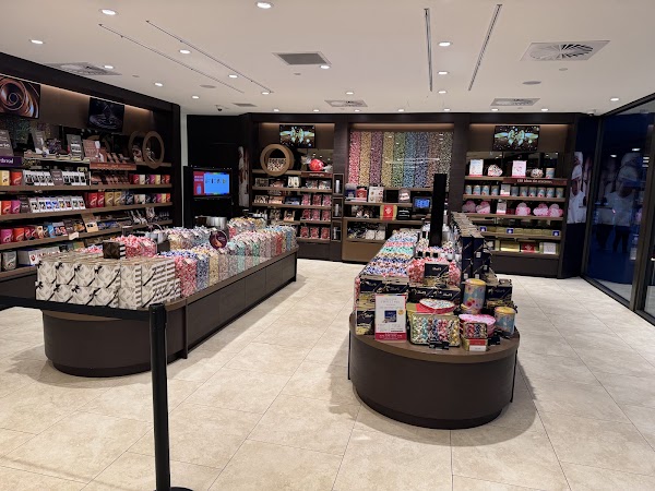 Lindt Chocolate Shop, Queenstown 5