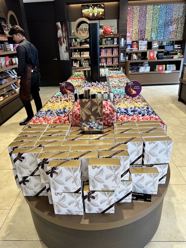 Lindt Chocolate Shop, Queenstown 4