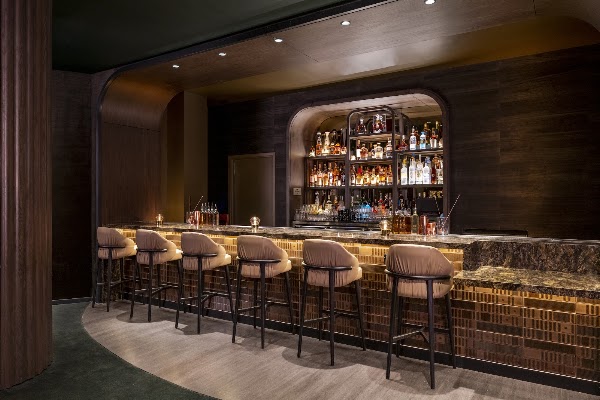 Easy's Cocktail Lounge