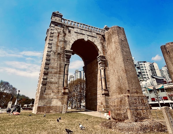 Dongnimmun Arch (Independence Gate) 1