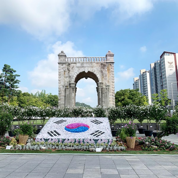 Dongnimmun Arch (Independence Gate) 3