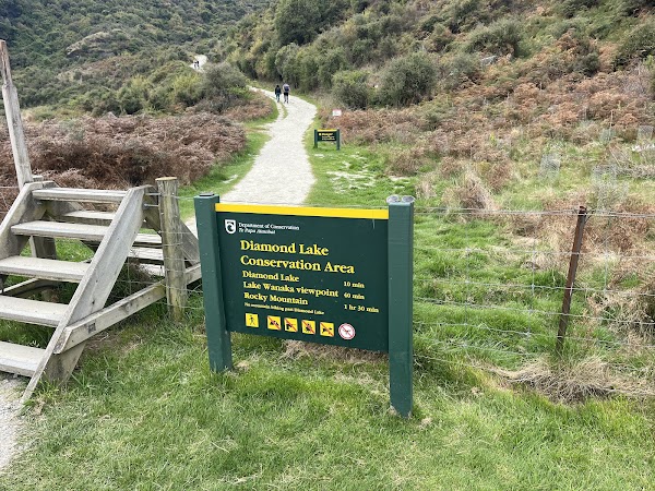 Rocky Mountain Lake Wānaka viewpoint 2