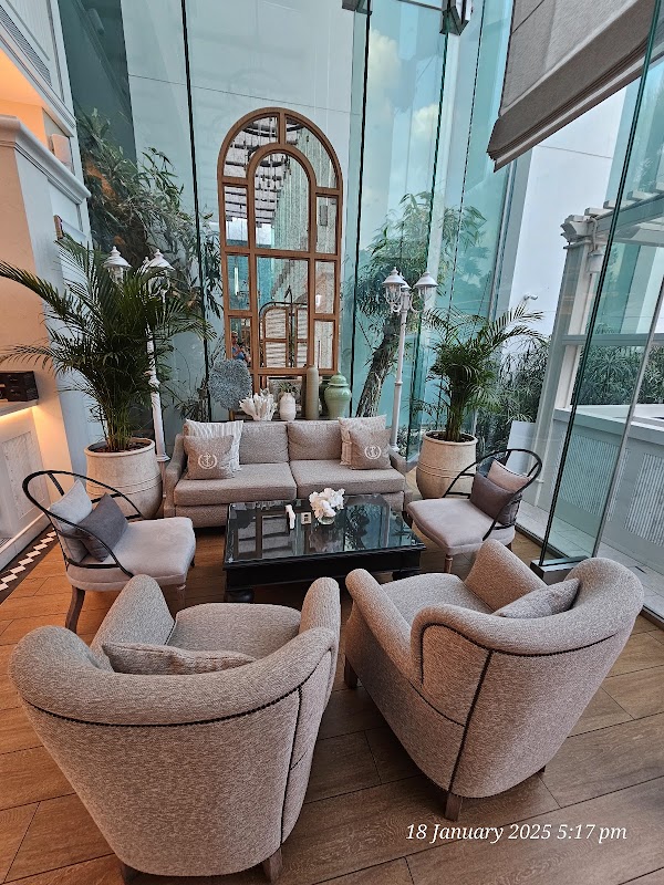 The Hamptons Cafe & Restaurant District One 3