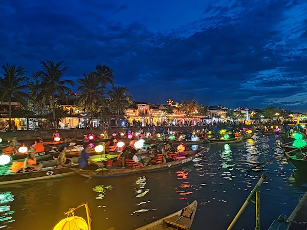 Bến thuyền thả hoa đăng trên sông Hoài