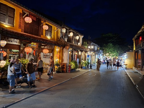 Bến thuyền thả hoa đăng trên sông Hoài 4