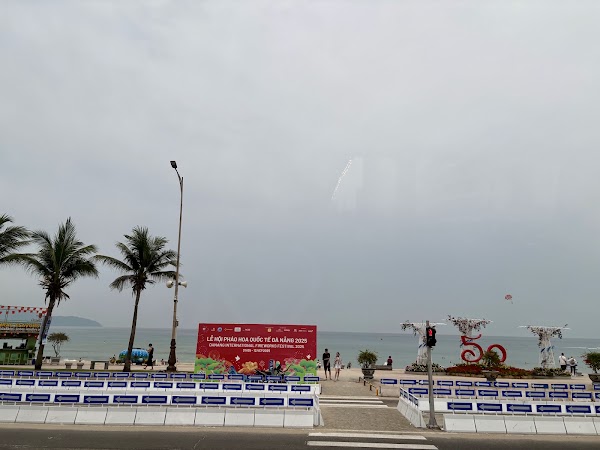 Đối diện bảng DaNaBeach 1