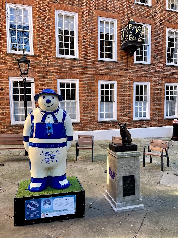 Hodge The Cat Statue 4