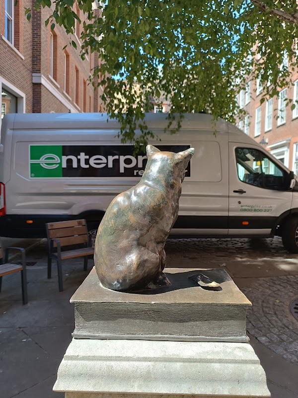 Hodge The Cat Statue 2