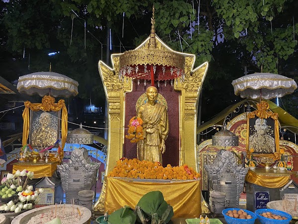 Khruba Siwichai Monument