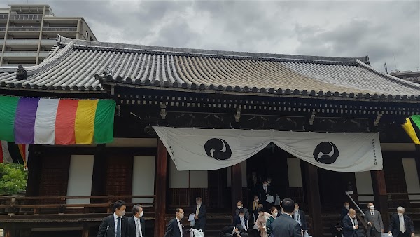 Shitenno-ji Temple Market (21st 22nd of every month)